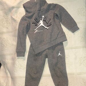 Jordan Kids Gray Logo Hoodie & Joggers Set - Gray/White